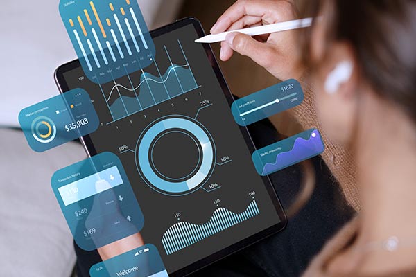 Equipo de asesoría empresarial trabajando en estrategias